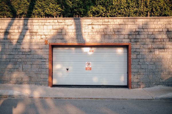 Guide d'achat : porte de garage motorisée pour sécurité et confort