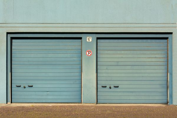 Porte de garage basculante motorisée : sécurité et confort optimaux