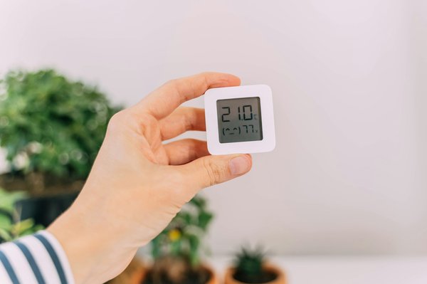 Découvrez les causes d'un taux d'humidité de 80 % dans votre chambre !